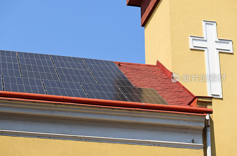 教堂屋顶上的太阳能电池板