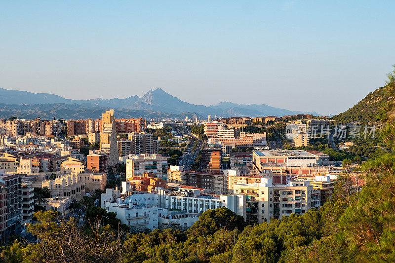 全景，从山顶俯瞰阿利坎特市的城市景观，夏季的傍晚时间。