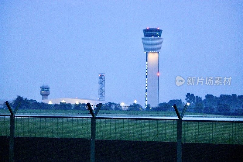 都柏林机场控制塔对着天空