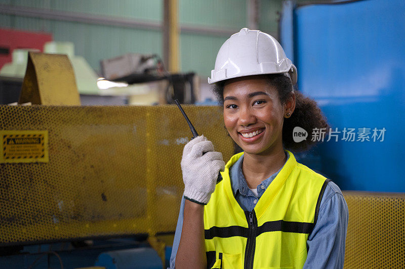 蓝领工人在机械厂工作。
