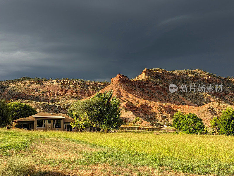 犹他州罗克维尔格拉夫顿路沿线的维珍河谷上空的季风雷暴