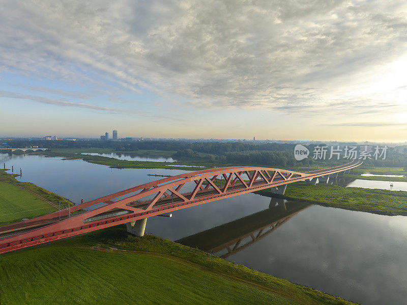 从上面俯瞰艾塞尔河上的汉泽博格火车桥