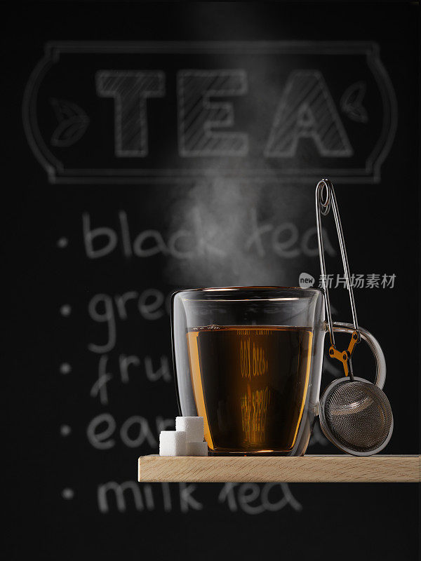 透明玻璃杯，盛有热红茶、精制糖和滤网，背景是写着茶的黑板。