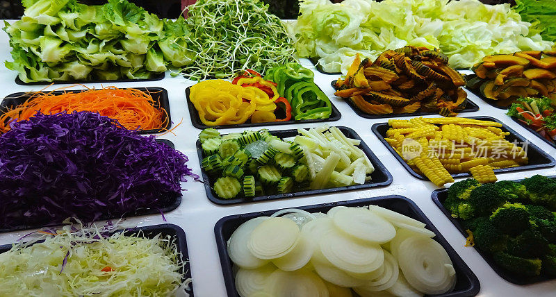 饮食吃饭。蔬菜沙拉用卷尺装盘和健康食品沙拉。健康生活理念。