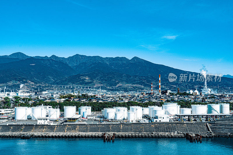 鸟瞰图富士山附近的工业区，工厂，日本港口和港口静冈市