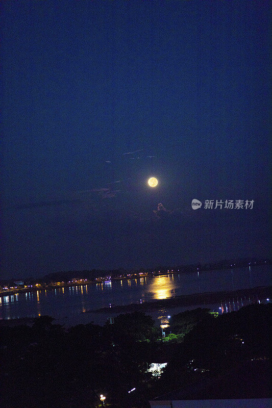 从万象看到湄公河上的满月