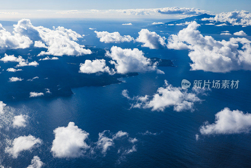 在夏威夷附近的太平洋上，与蓬松的白云一起飞翔在蓝天上