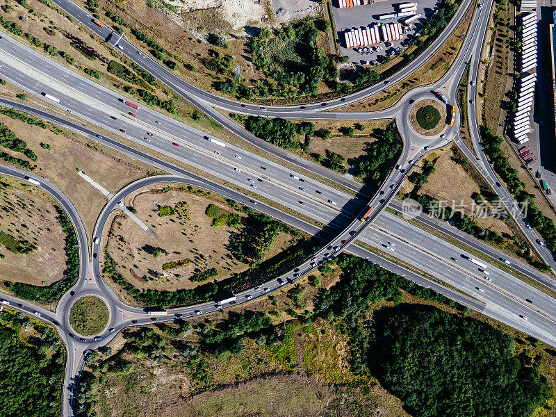 道路，环岛，高速公路和高速公路，鸟瞰图