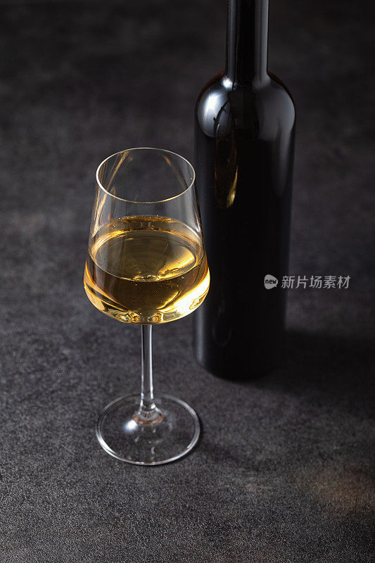 木质背景上的优质白葡萄酒