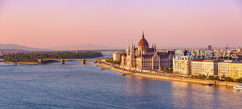 匈牙利布达佩斯全景，匈牙利议会大厦和多瑙河。
