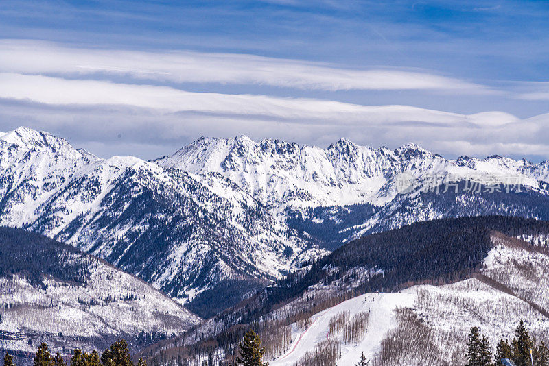 美国科罗拉多州韦尔天空度假胜地的雪山景色。