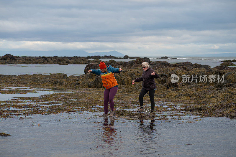 冰岛，徒步旅行者被潮水困住了