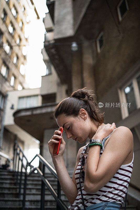 迷人的女人感到悲伤