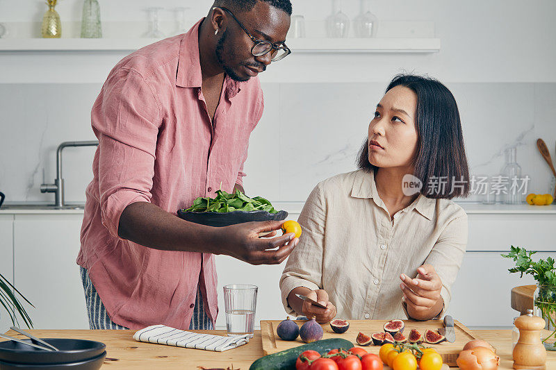 幸福的夫妇正在享用早午餐。两颗心，一个厨房:早午餐的乐趣。