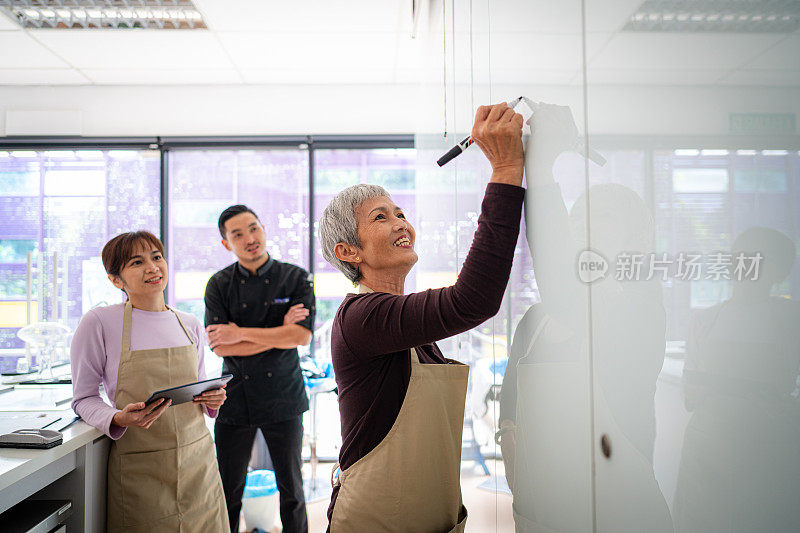 烹饪卓越:资深亚裔学生在专业烹饪班领跑