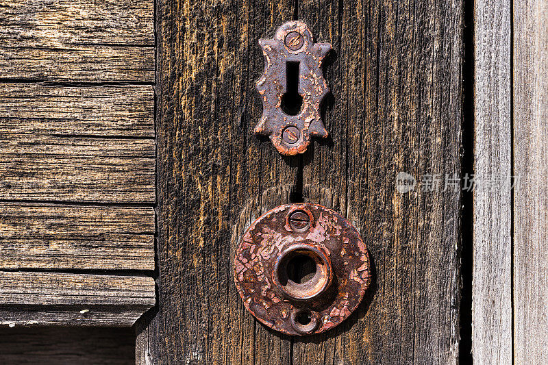 旧木门与生锈的锁