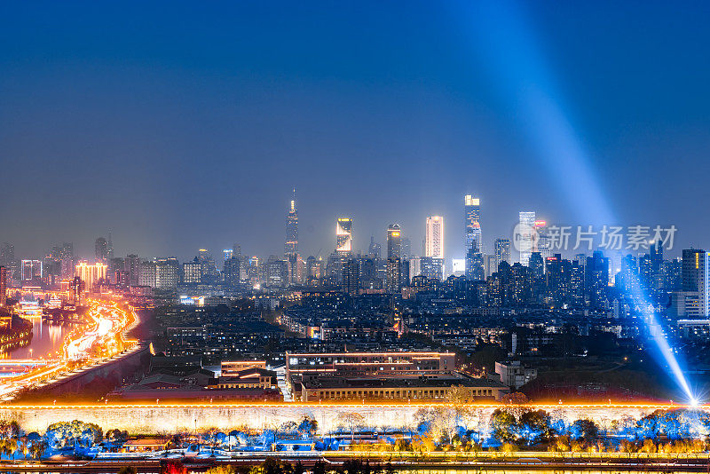 中国江苏南京，明城墙与城市天际线夜景
