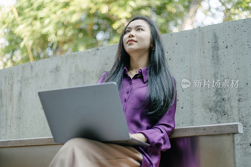 亚洲年轻女商人在咖啡店使用手机