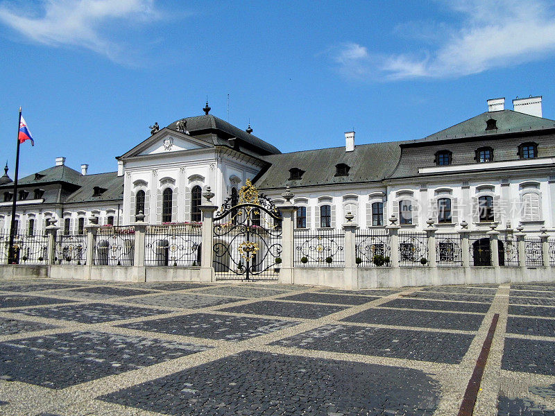 布拉迪斯拉发老城区历史建筑市中心主要街道广场议会大厦斯洛伐克国旗