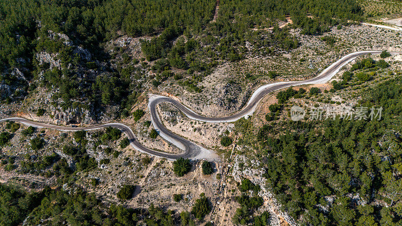 捕捉沿着山坡的蛇形沥青道路