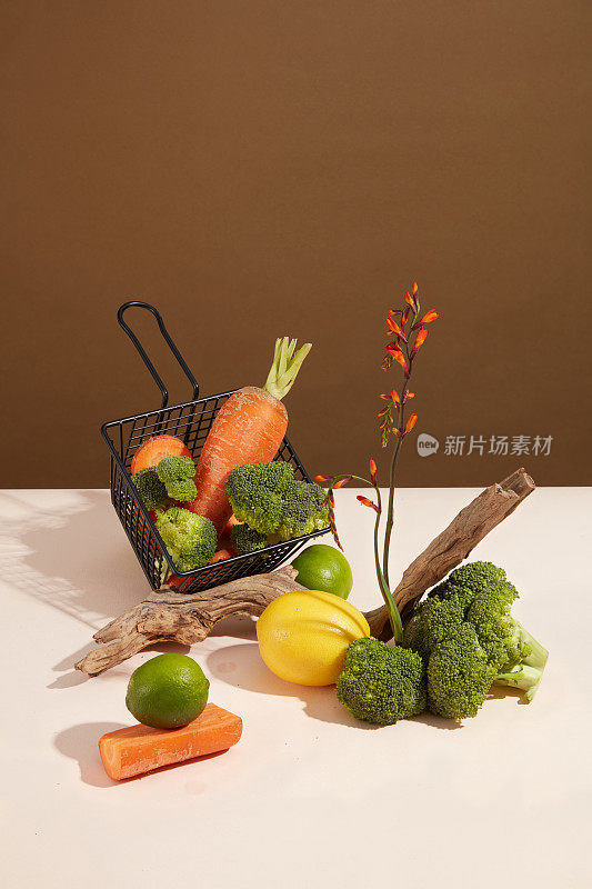 白色的厨房桌子上有很多健康的蔬菜，背景是棕色的。素食餐厅的正面照片