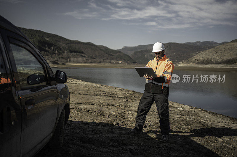 野外生物学家在研究中使用人工智能。机器学习监测土壤湿度。