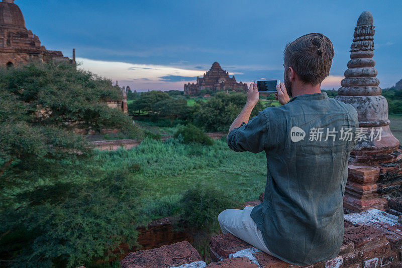 一名在亚洲旅行的年轻人用手机拍下了缅甸蒲甘的一座古庙