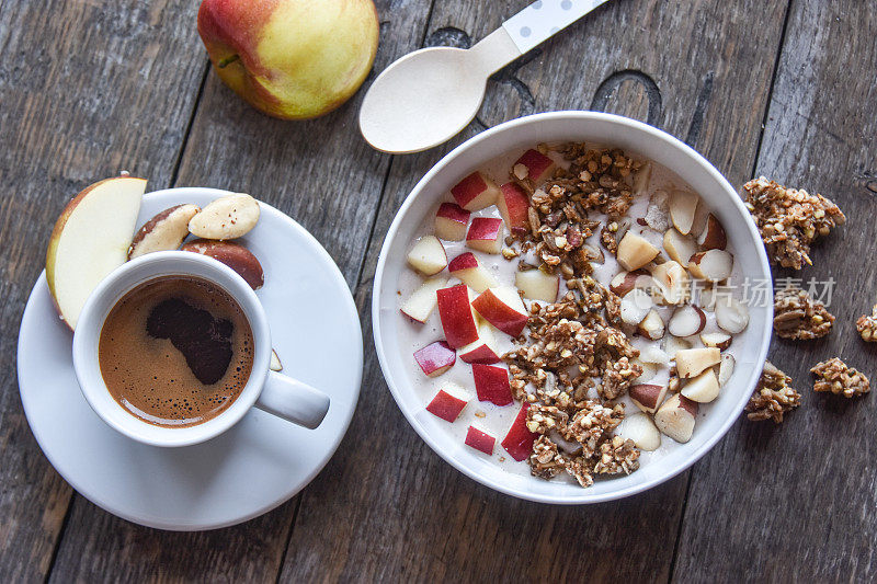 健康早餐——酸奶加格兰诺拉麦片和咖啡
