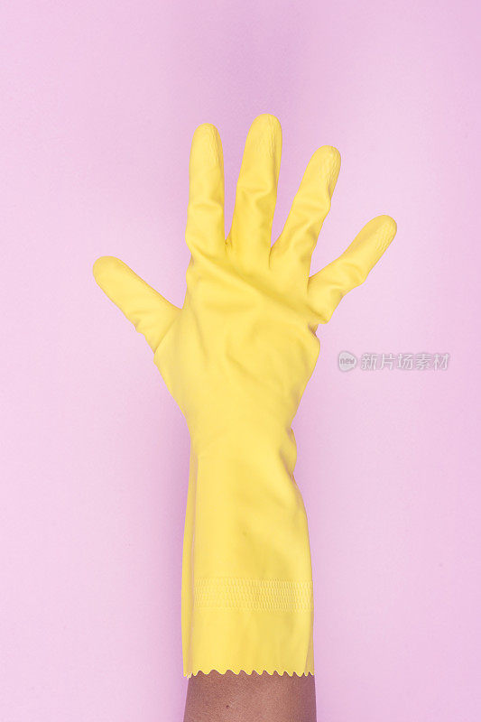 手上的黄色手套是五号。