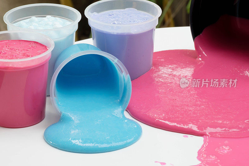 自制玩具瓶被称为黏液，彩色的科学玩具在容器溢出在桌子上，选择性关注黏液。