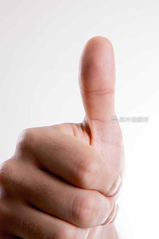 一只手做拇指向上的手势。投票的手