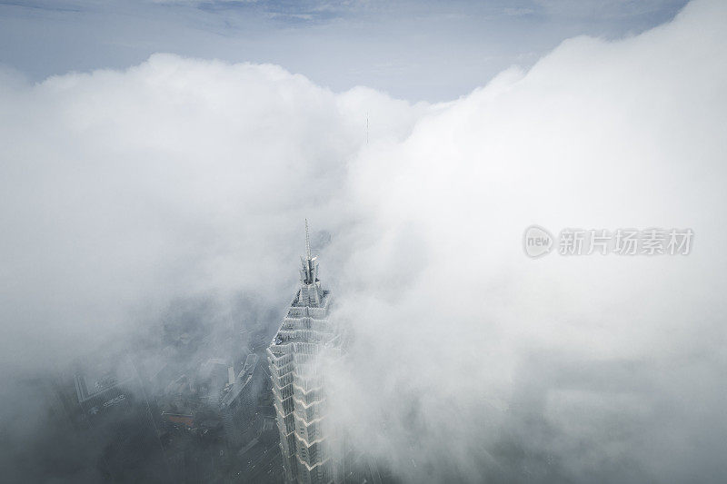 浓雾笼罩着上海的天际线。