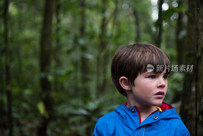 疲惫的孩子在亚马逊丛林