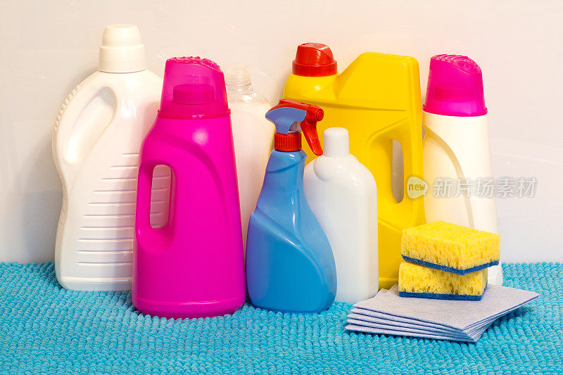 一套多色塑料容器的家庭化学品，清洁产品的家庭使用。
