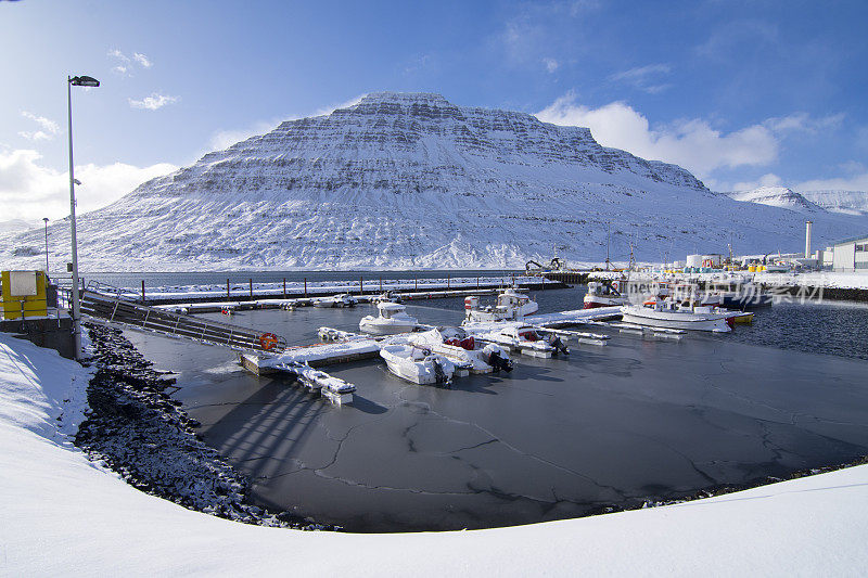 爱斯基夫jordur港和船在冰岛东部峡湾可爱的渔村。