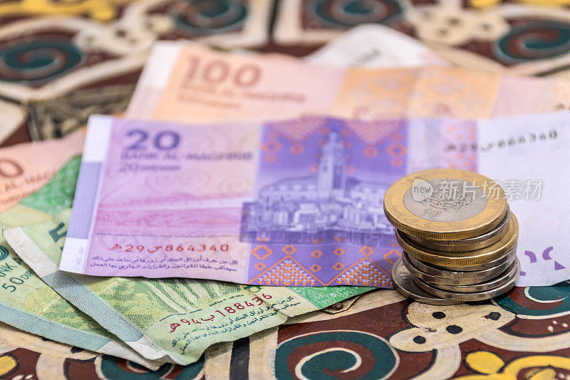 摩洛哥货币-迪拉姆硬币和纸币在桌子上