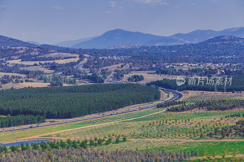 澳大利亚堪培拉蜿蜒的高速公路穿过山区和乡村