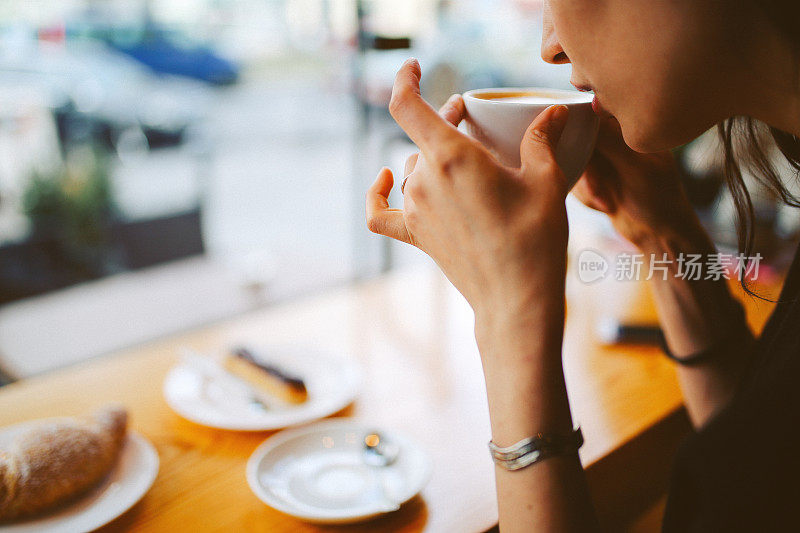 年轻女子在柏林的一家咖啡馆里休息