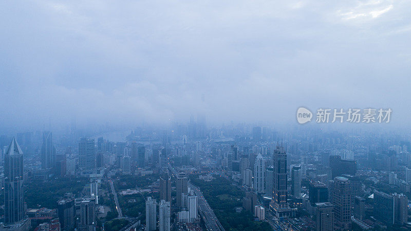 清晨雾中的上海鸟瞰图