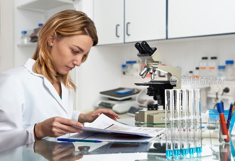 年轻的欧洲女科学家正在查看她的实验室日志