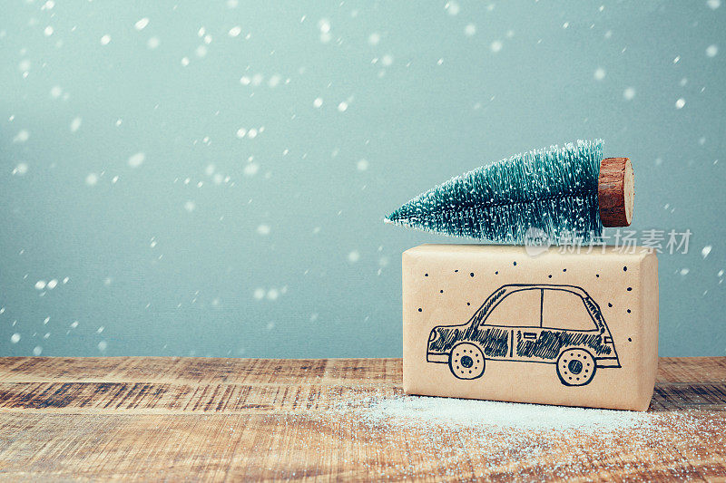 圣诞礼物盒与汽车绘图和松树木桌子