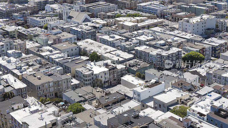 俯瞰玩具般的屋顶、房屋和街道，从加州旧金山科伊特大厦鸟瞰优雅的社区