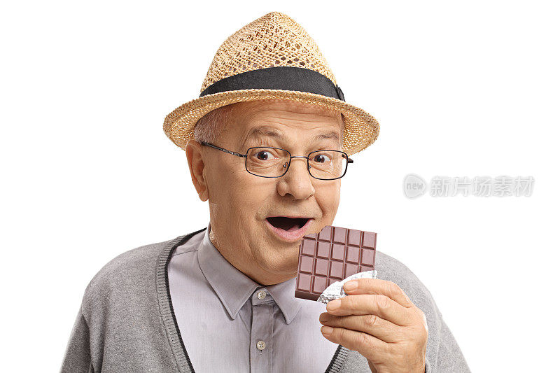一个成熟的男人咬了一口巧克力