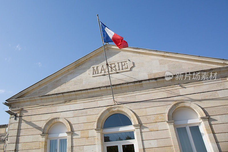 在法国蓝天下市政厅的前面，mairie的意思是市政厅
