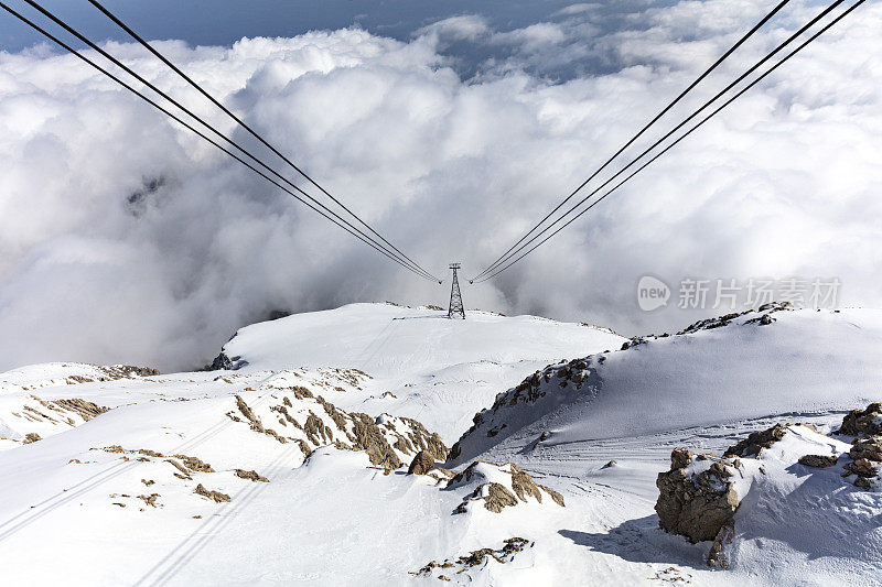 头顶上的缆车在一座雪山上