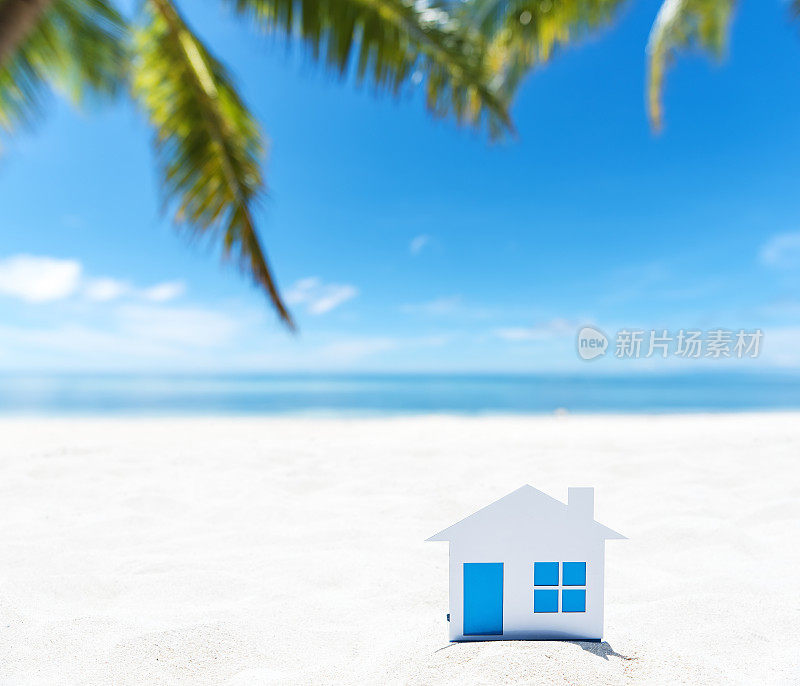 热带白色沙滩上的小房子