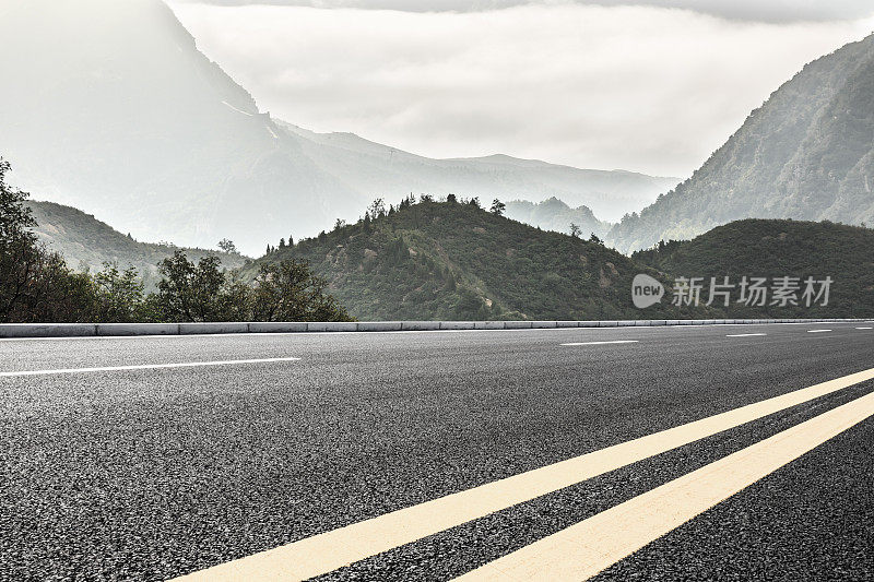 山区沥青公路景观在雾天