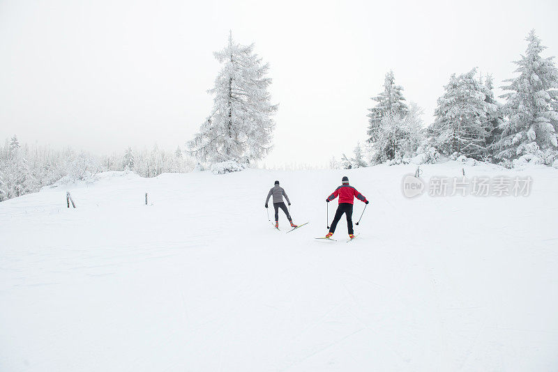 两名资深男子越野滑雪在大雾天气，欧洲