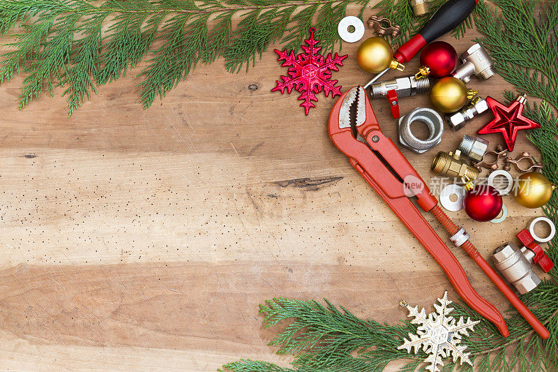 水管工工具，配件和圣诞节木制背景装饰