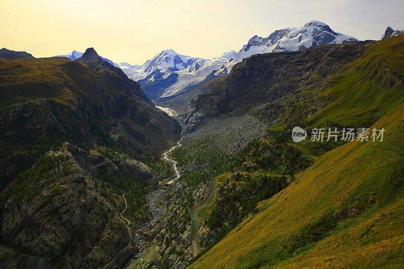 童话般的风景:飘渺的蒙特罗莎和戈尔纳冰川河瀑布在田园诗般的泽马特山谷和草地上，戏剧性的瑞士白雪覆盖的阿尔卑斯山，田园诗般的乡村，瓦莱，瑞士阿尔卑斯山，瑞士